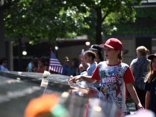 Niño en el memorial de 11 de septiembre - Monumento en memoria de las víctimas de los atentados de 11 de septiembre de 2001 en Nueva York