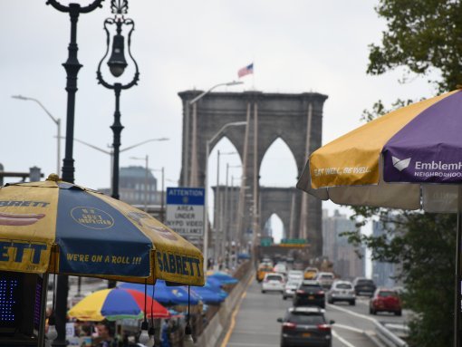 Puente de Brooklyn - El tráfico medio diario que transita el puente es de 145.000 vehículos